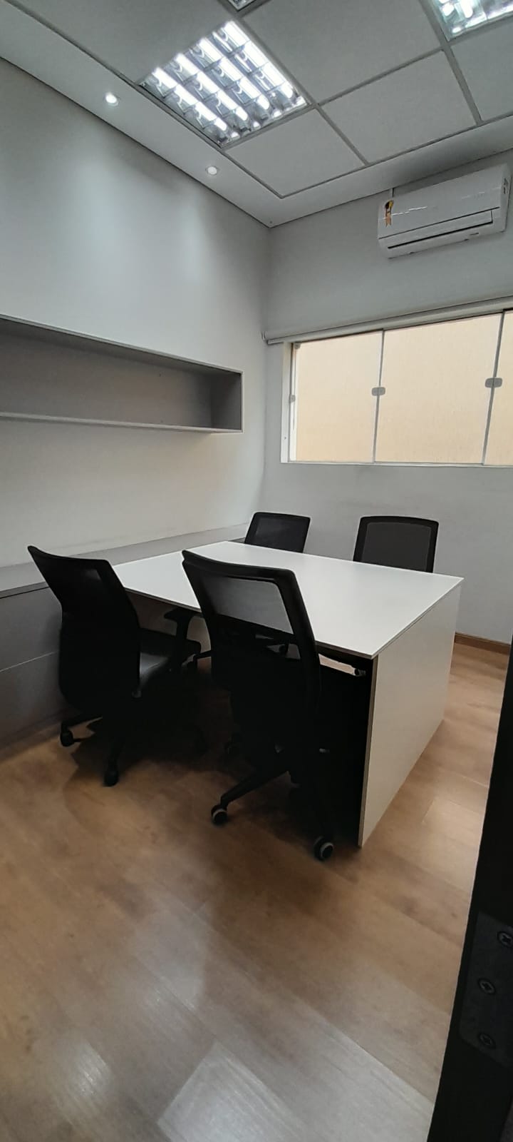 Sala equipada com mesa, cadeiras e ar-condicionado