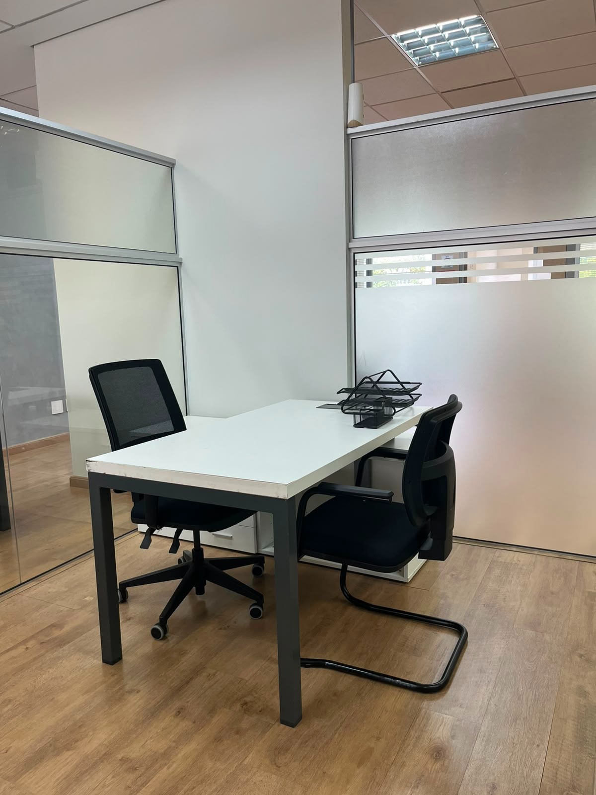 Sala privativa com mesa de trabalho e divisórias